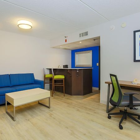 Holiday Inn Express Milwaukee - West Medical Center By Ihg Wauwatosa Exteriör bild